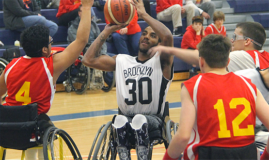 Un partido de baloncesto en silla de ruedas.
