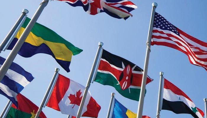 许多不同国家的旗帜在风中飘扬。