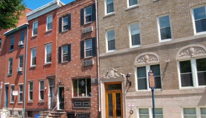 Imagen de varias casas adosadas de Filadelfia.