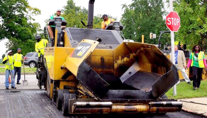Trabajadores operando una máquina de pavimentación