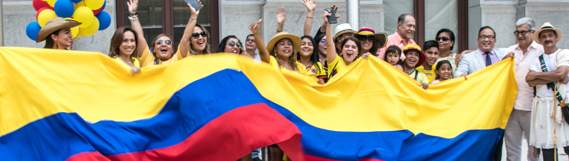 手拿哥伦比亚国旗的人群