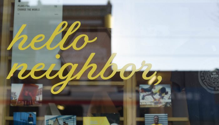 在玻璃门上写上 “邻居你好”。