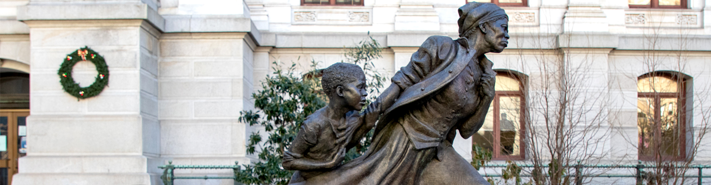 Una estatua de Harriet Tubman, expuesta fuera del Ayuntamiento en 2022.