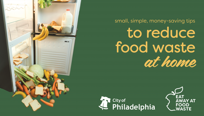 从左到右: 一个打开的冰箱里装满了食物。 右侧的文字是“减少家中食物浪费的简单而又省钱的小步骤”。 费城市政府和 