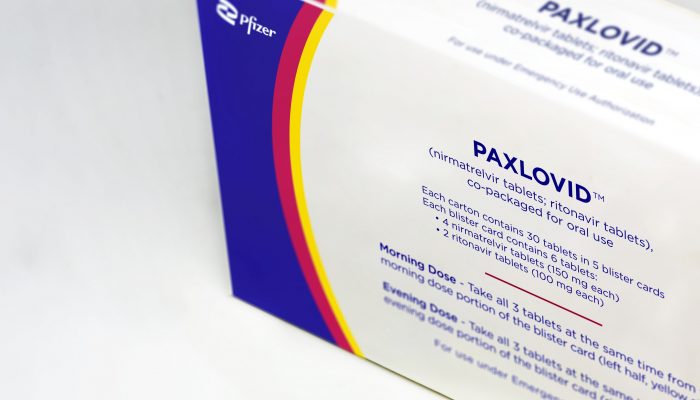 Uma caixa de medicamento antiviral para COVID-19 chamada Paxlovid