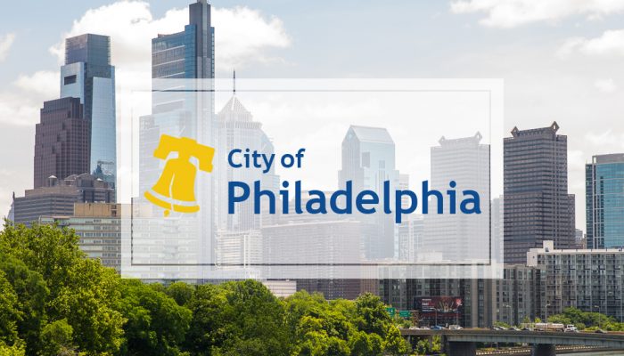 El logotipo de la ciudad de Filadelfia superpuesto en una foto del horizonte de Filadelfia