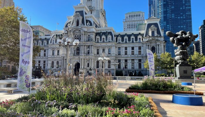 Overdose Memorial Garden frente al Ayuntamiento de Filadelfia