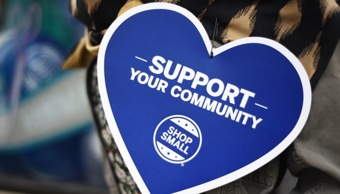 En forma de corazón que dice “apoya a tu comunidad, compra en pequeño”