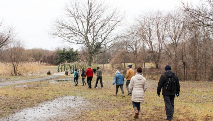 人们裹着冬日大衣，在 FDR 公园尽情漫步。