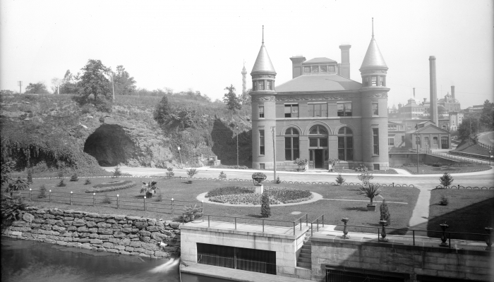 tấm kính âm bản mô tả Spring Garden Water Works vào khoảng năm 1895