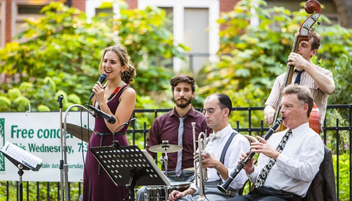 Una banda de jazz actúa al aire libre en un concierto en el parque Kahn de Filadelfia.