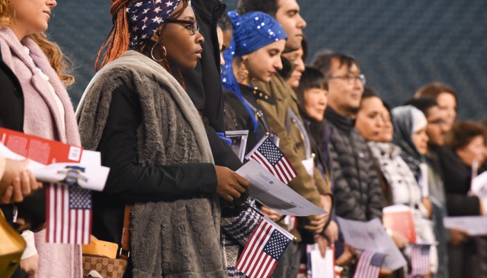 Candidatos a la ciudadanía que participan en una ceremonia de naturalización