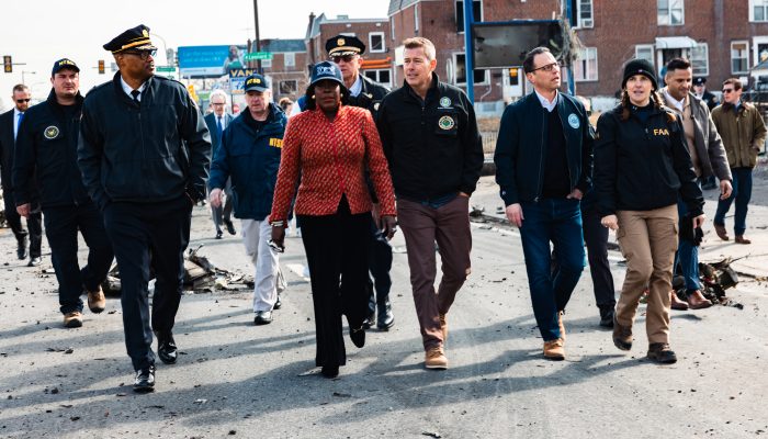 La mairesse Cherelle L. Parker, le gouverneur de Pennsylvanie Josh Shapiro, le secrétaire américain aux Transports Sean Duffy, ainsi que des responsables locaux et fédéraux sur le site de l'accident d'avion survenu dans le nord-est de Philadelphie le vendredi 31 janvier.