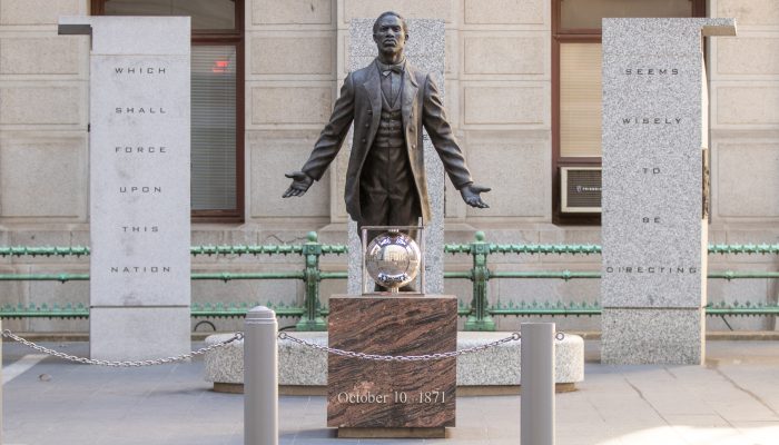 Uma estátua de Octavius Catto no meio de dois pilares